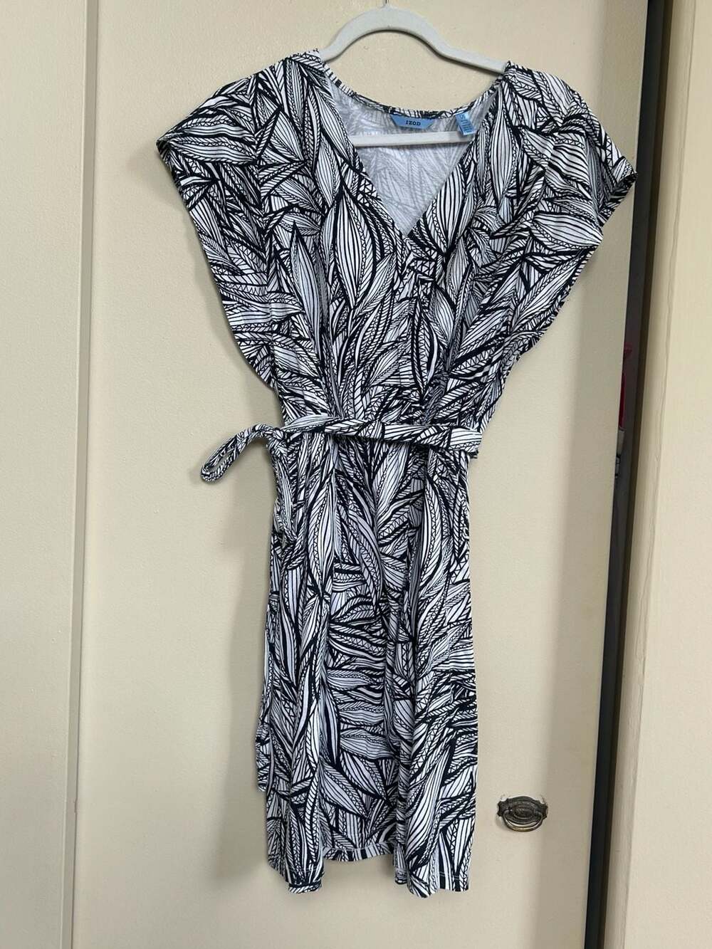 IZOD Black and White Leaf Print V-Neck Belted Dress Size L